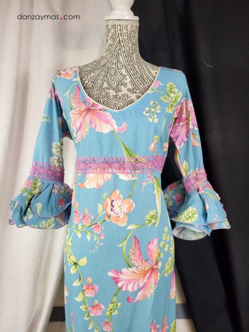 Traje de flamenca azul con flores