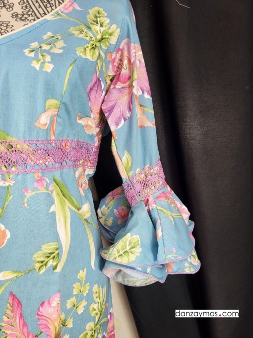 Traje de flamenca azul con flores