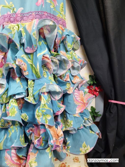 Traje de flamenca azul con flores