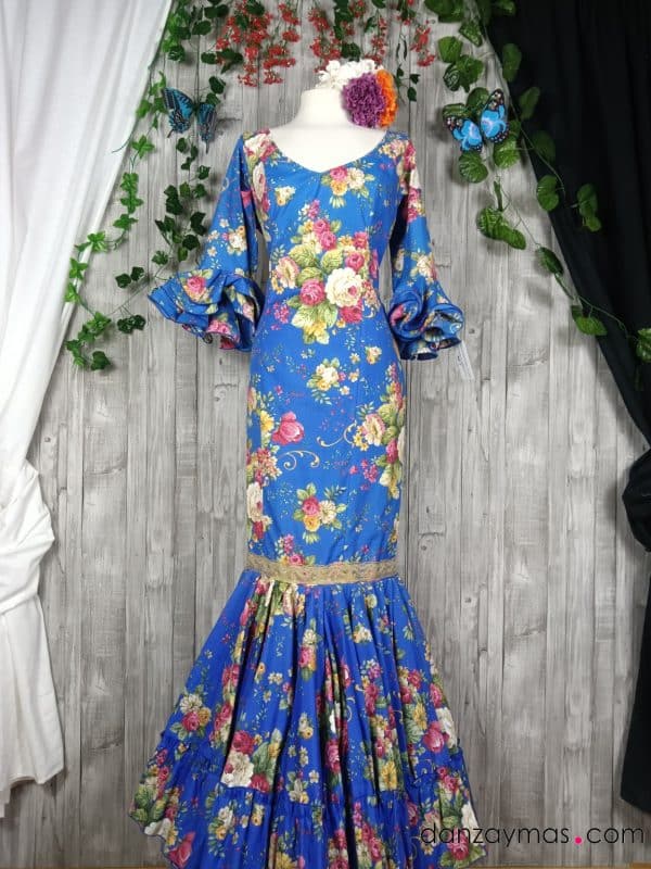 Traje de flamenca azul con flores