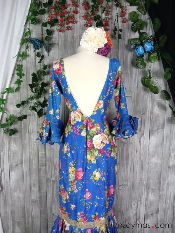 Traje de flamenca azul con flores