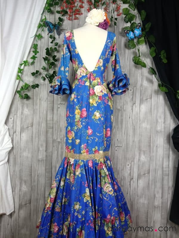 Traje de flamenca azul con flores