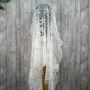 Mantilla triangulo marfil