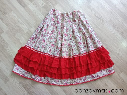 Zagalejo señora con flores rojas