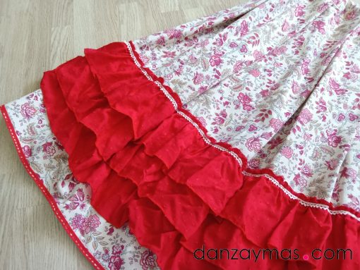 Zagalejo señora con flores rojas