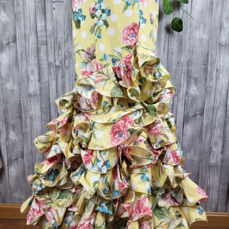 Traje de feria con flores