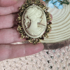 Broche especial camafeo