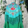 Mantoncillo de flores bordadas