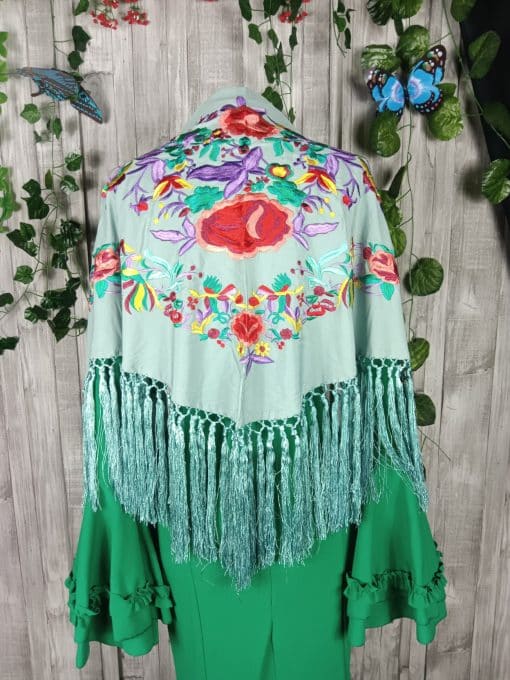 Mantoncillo de flores bordadas