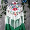 Mantoncillo de flores bordadas