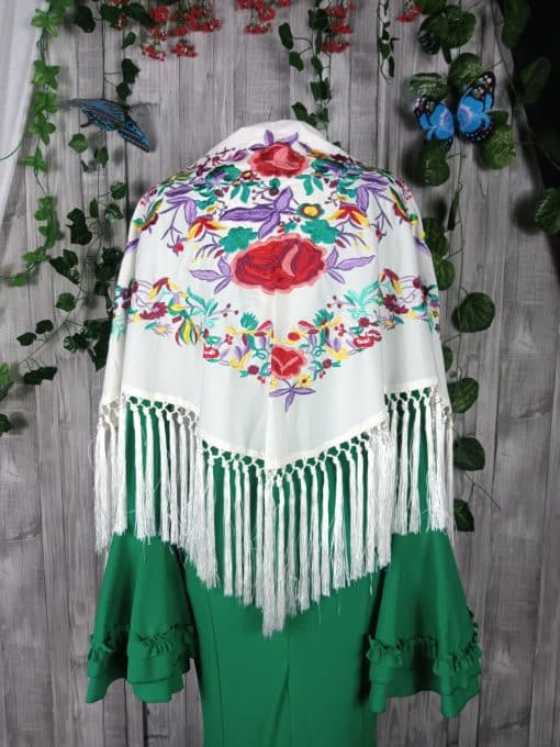 Mantoncillo de flores bordadas