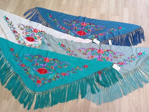 Mantoncillo de flores bordadas