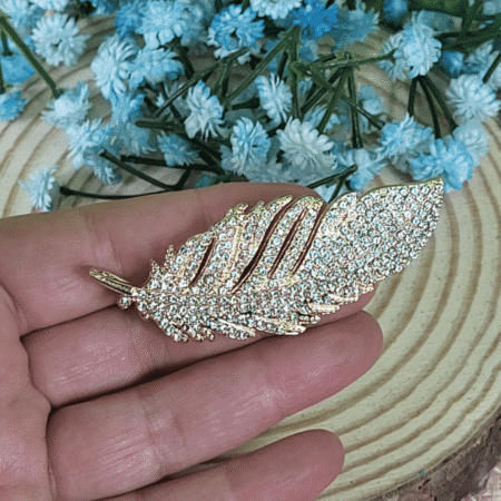Broche metal con piedras brillantes