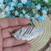 Broche metal con piedras brillantes