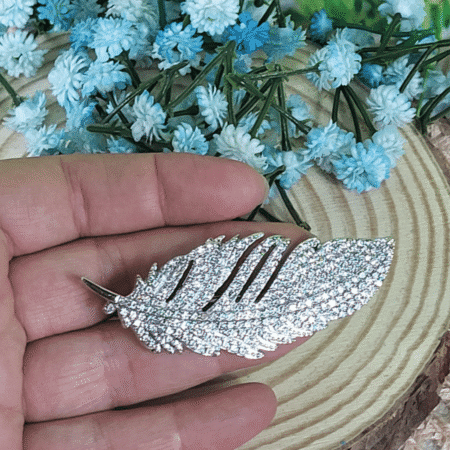 Broche metal con piedras brillantes