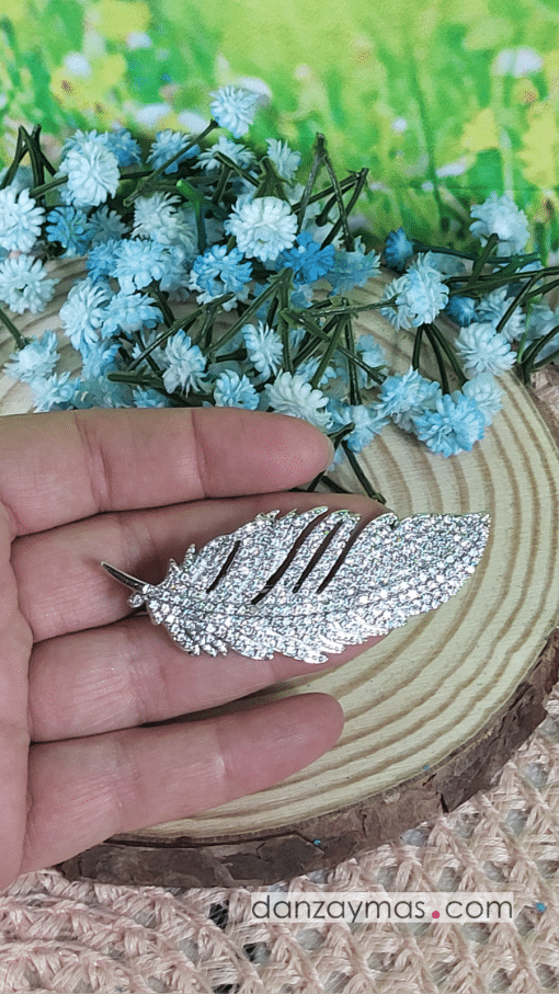 Broche metal con piedras brillantes