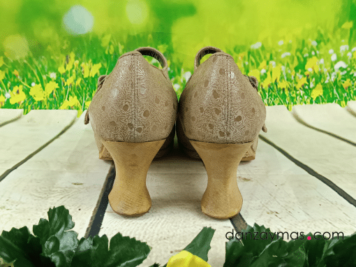 Zapatos de flamenca beige