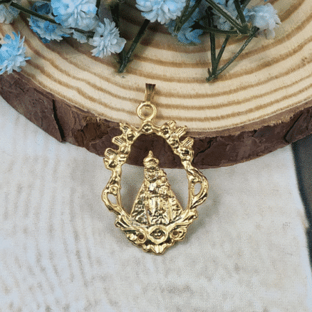 Medalla Virgen dorada calada