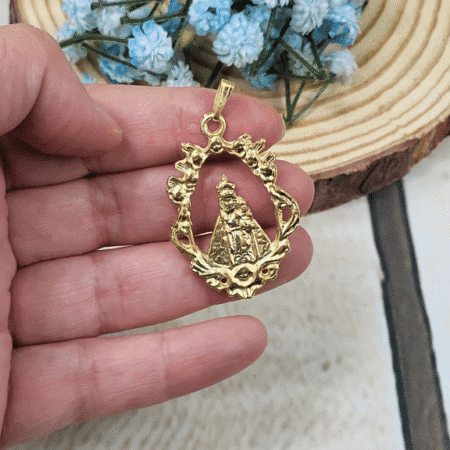 Medalla Virgen dorada calada