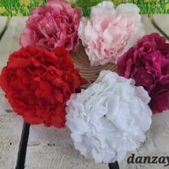Flor peonia con pinza
