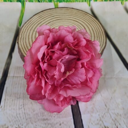 Flor peonia con pinza