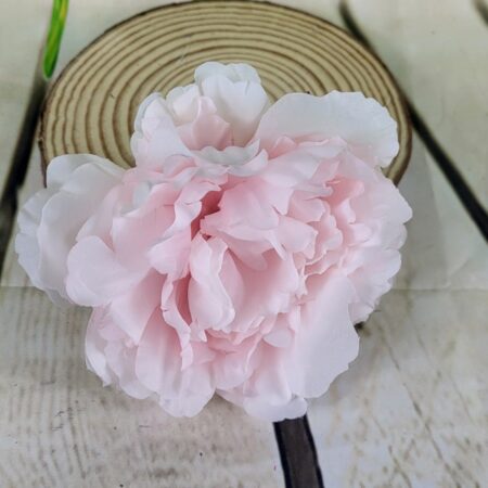 Flor peonia con pinza