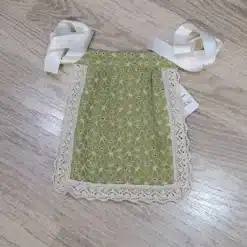 Delantal huertana niña bordado verde con encaje beige tradicional murciano