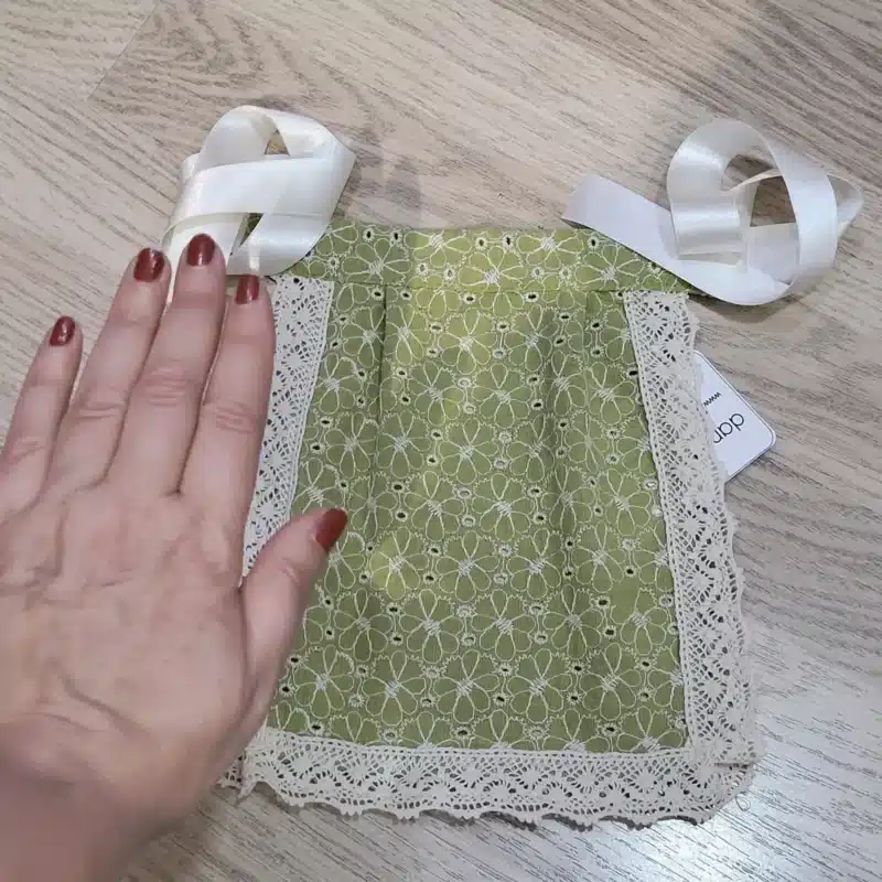 Delantal Huertana Niña Bordado Verde 2647 4 Delantal huertana niña bordado verde con encaje beige tradicional murciano danzaymas2
