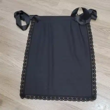 Delantal de huertana negro con puntilla decorativa