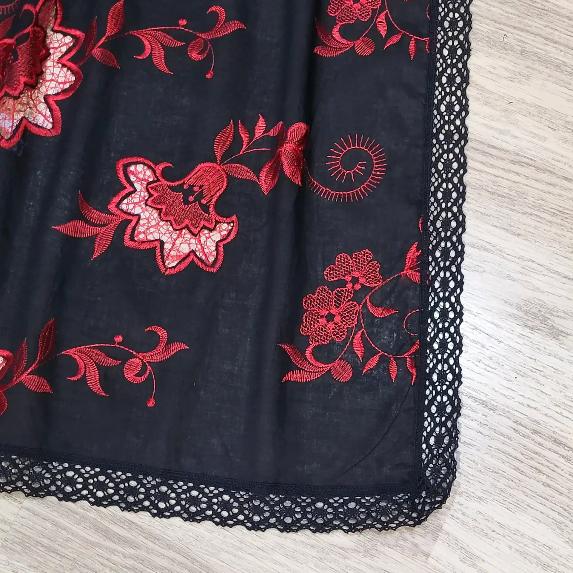 Delantal Huertana Bordado Negro y Rojo 2646 4 Delantal huertana bordado negro con flores rojas y encaje tradicional murciano danzaymas2