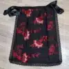 Delantal huertana bordado negro con flores rojas y encaje tradicional murciano