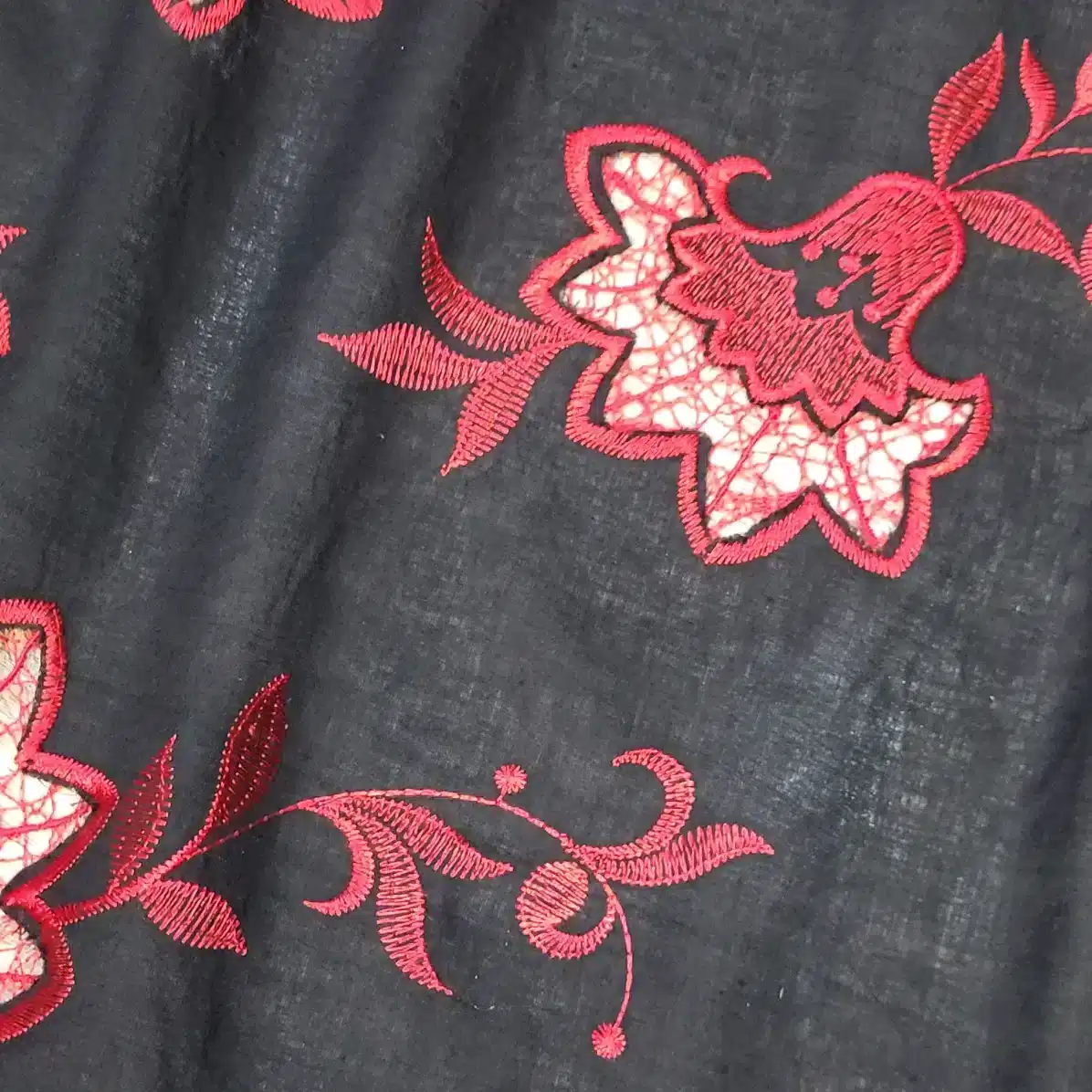 Delantal Huertana Bordado Negro y Rojo 2646 5 Delantal huertana bordado negro con flores rojas y encaje tradicional murciano danzaymas3