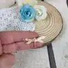 Broche flamenca libélula dorada con diseño elegante y ornamental