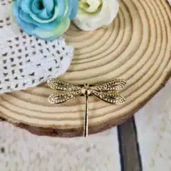 Broche flamenca libélula dorada con diseño elegante y ornamental