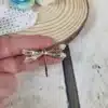 Broche flamenca libélula dorada con diseño elegante y ornamental