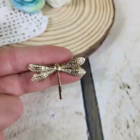 Broche flamenca libélula dorada con diseño elegante y ornamental
