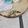 Broche flamenca pájaro dorado con diseño elegante y brillante