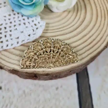 Broche flamenca abanico dorado con diseño ornamental elegante