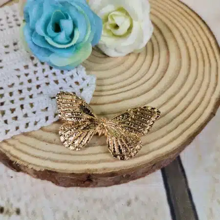 Broche flamenca mariposa dorada con diseño elegante y brillante