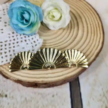 Broche flamenca abanicos dorados con diseño de tres abanicos tradicionales