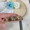 Broche flamenca abanicos dorados con diseño de tres abanicos tradicionales