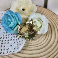 Broche flamenca hoja dorada con diseño elegante y brillante