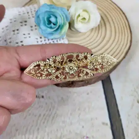 Broche traje regional alargado dorado