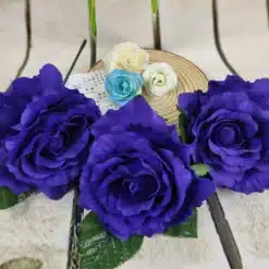 Flor flamenca morada grande con pétalos realistas y hojas verdes