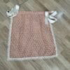 Delantal de huertana tradicional en batista perforada salmón y beige