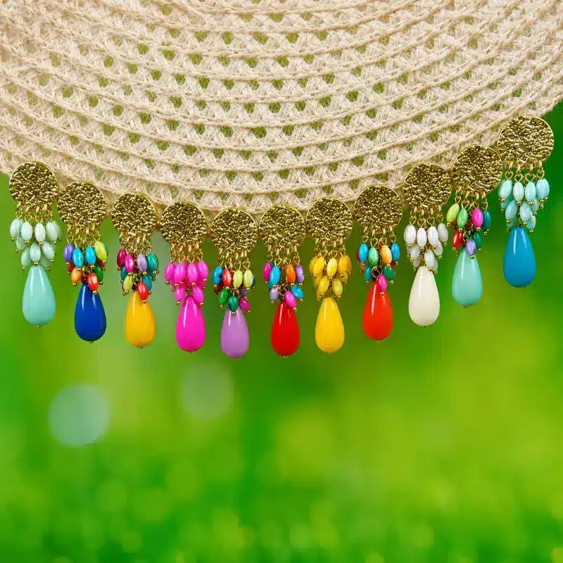 Pendientes de flamenca de colores con diseño artesanal y acabado dorado
