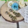Pendientes vintage dorados con diseño floral calado y cristales brillantes