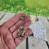 Pendientes vintage dorados con diseño floral calado y cristales brillantes
