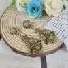 Pendientes vintage dorados con diseño floral calado y cristales brillantes