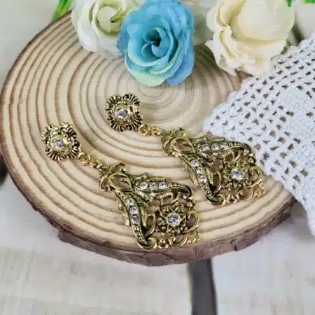 Pendientes vintage dorados con diseño floral calado y cristales brillantes